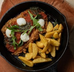 Filé à parmegiana com batatas rústicas