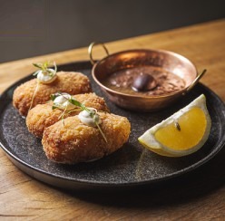 Bolinhos de bacalhau com limão