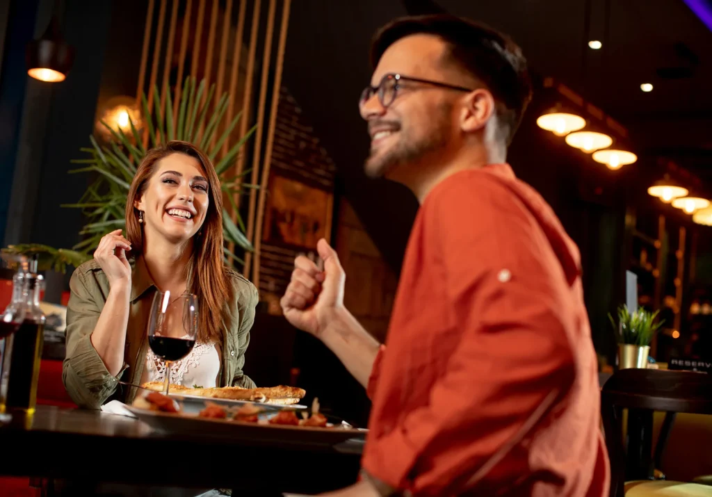 Casal jantando em restaurante
