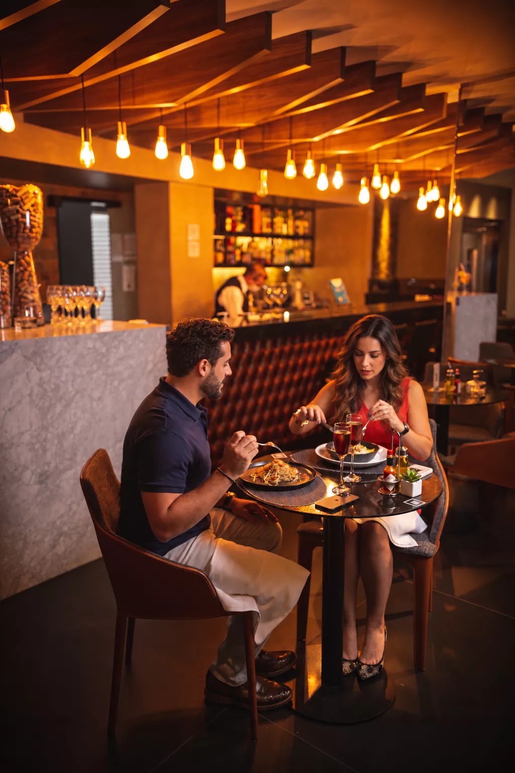 Casal no restaurante do hotel