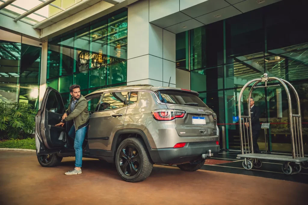 Hóspede ao lado do Jeep no hotel