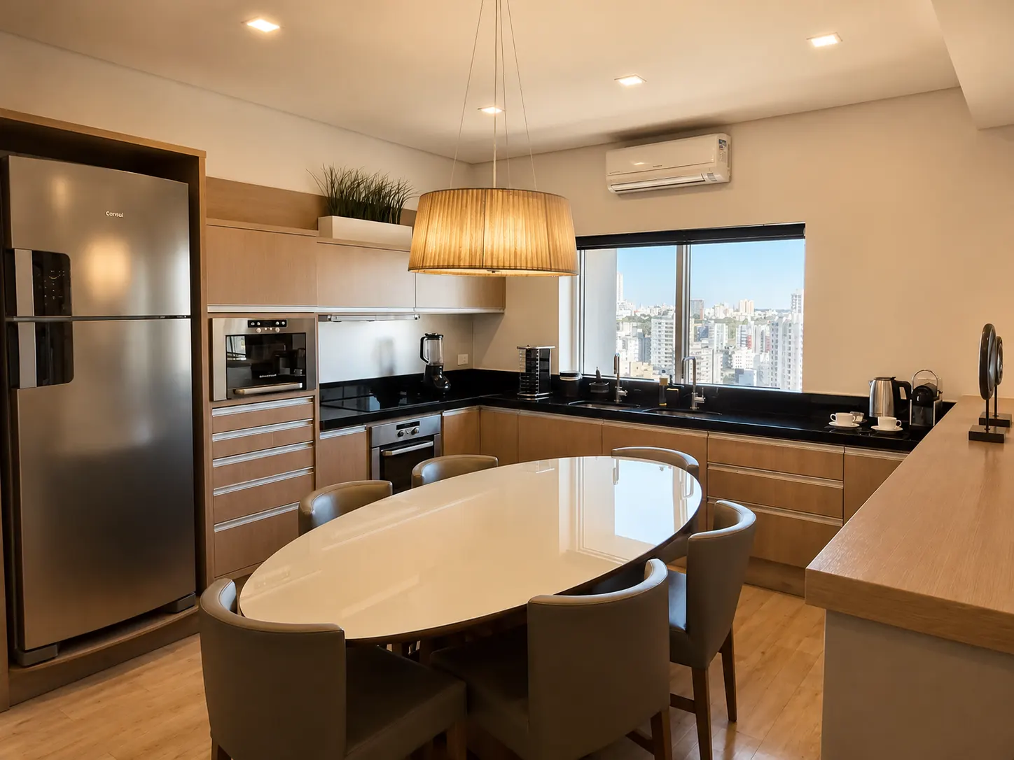 cozinha-modernaplanejada-com-mesa-redonda-e-vista-da-cidade