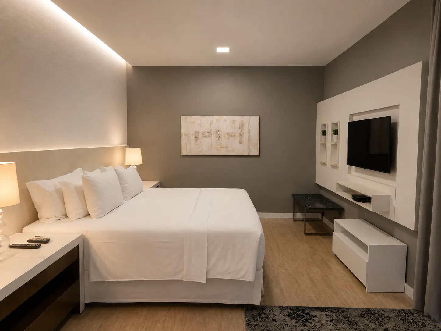 quarto-moderno-cama-branca-painel-tv-iluminacao-embutida-decoracao-neutra