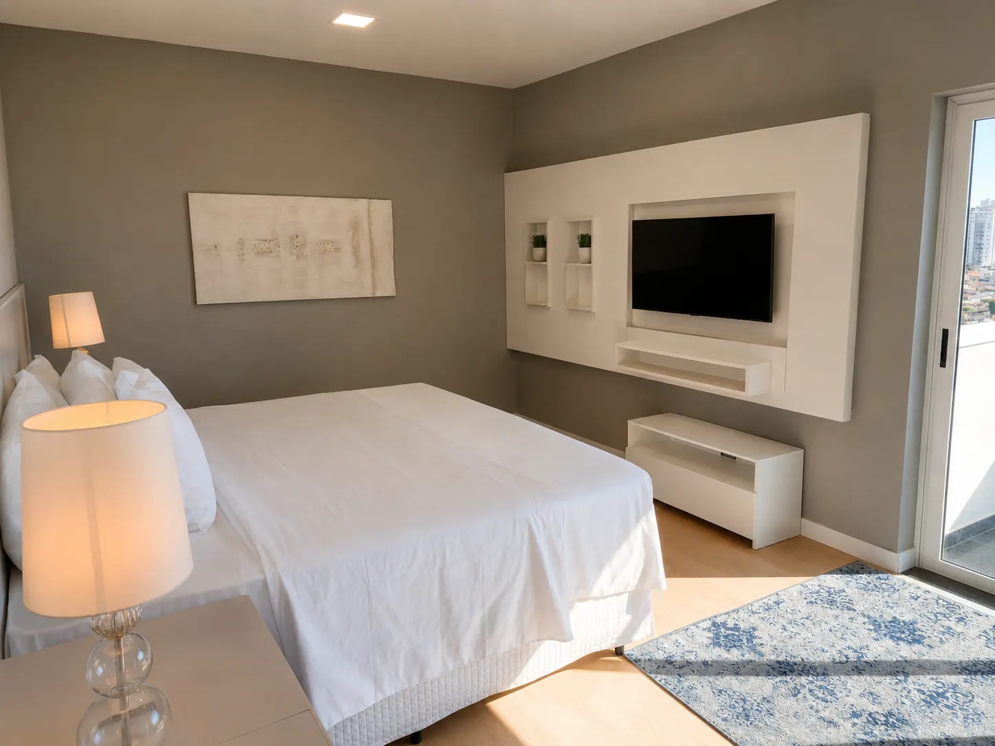 quarto-moderno-cama-casal-tv-embutida-luminarias