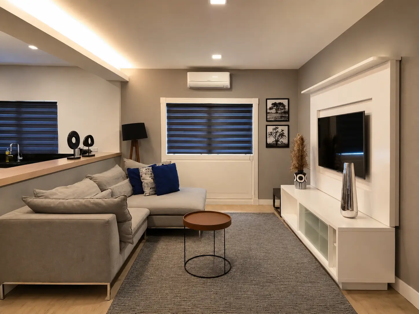 sala-de-estar-moderna-com-sofa-cinza-mesa-de-centro-e-tv
