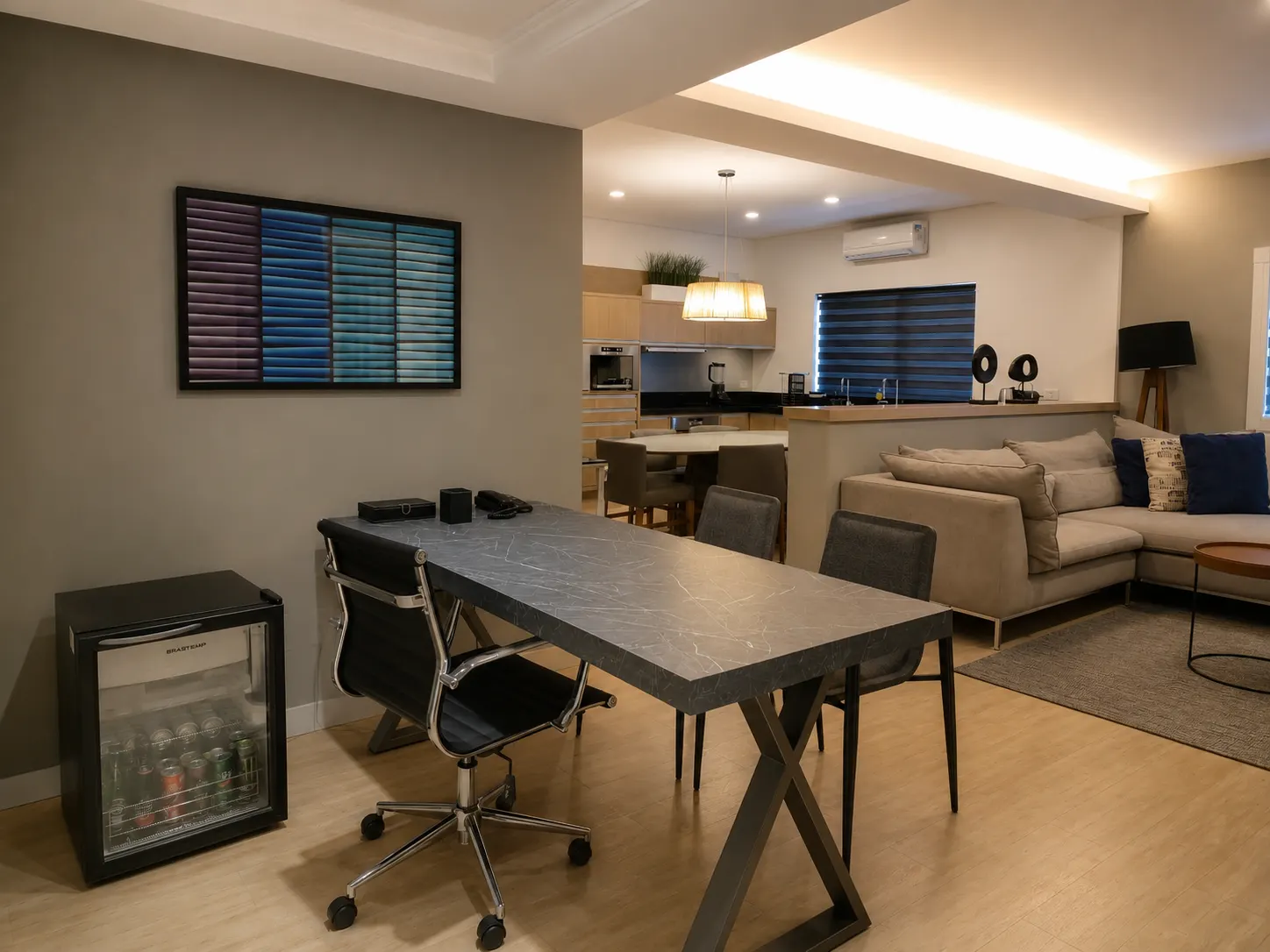 sala-integrada-estar-jantar-com-mesa-marmore-preta-e-persianas