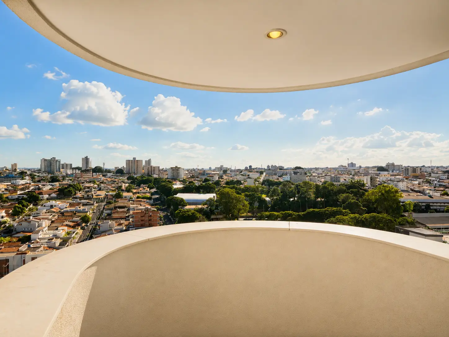 varanda-com-vista-panoramica-da-cidade-e-ceu-azul